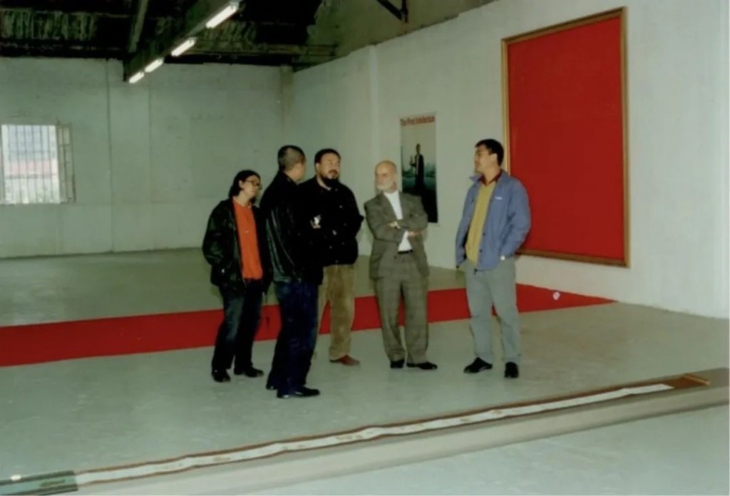 Ding Yi, Ai Weiwei, Uli Sigg and Li Liang at “Fuck Up”at Eastlink Gallery, 2000, Photo ©️Asia Art Archive