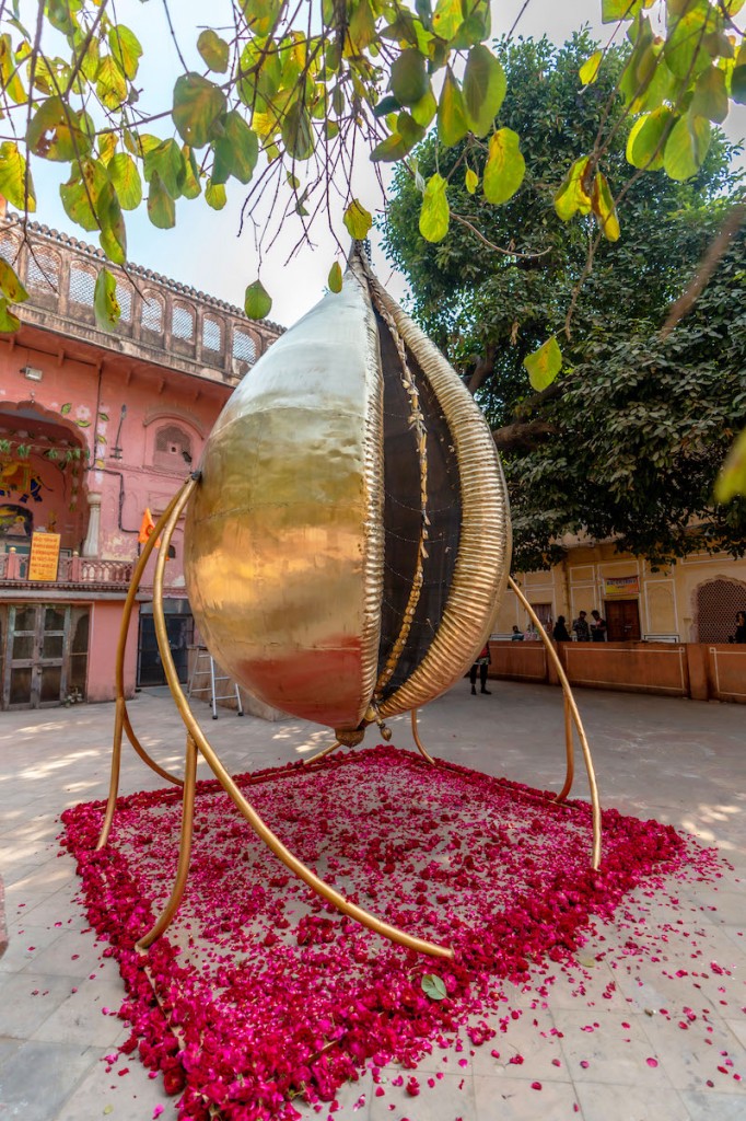 Shilo Shiv Suleman, SHANKHA, 2023 in the Govardhan Nath ji Temple Courtyard as part of Jaipur Art Week: Edition 3.0 in 2024. Courtesy of Public Arts Trust of India